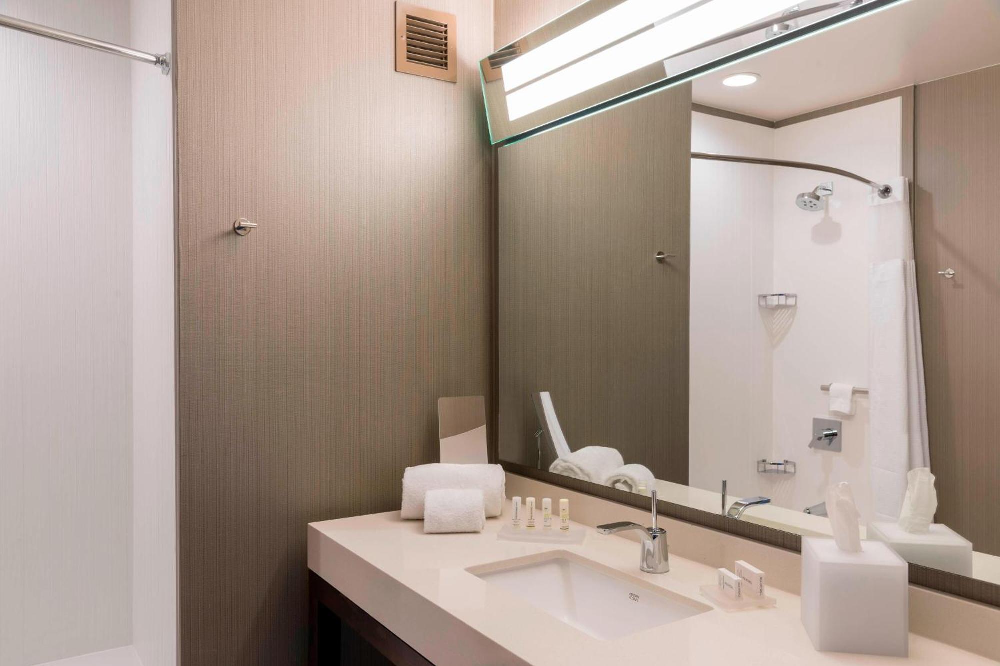 คอร์ตยาร์ด วอเตอร์ลู ซีดาร์ฟอลล์ Hotel ภายนอก รูปภาพ